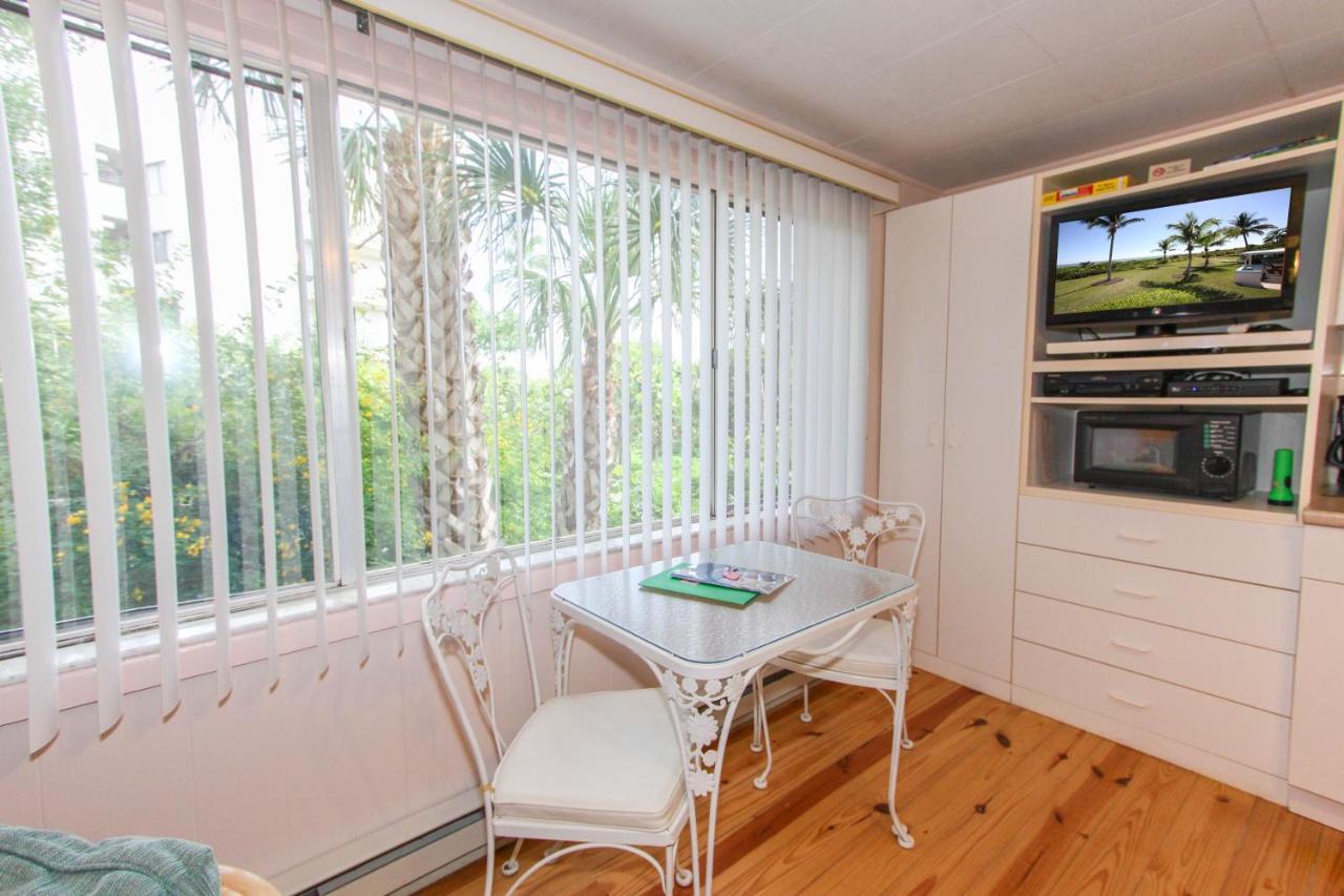 King Room with Kitchenette at Gulf Breeze Cottages