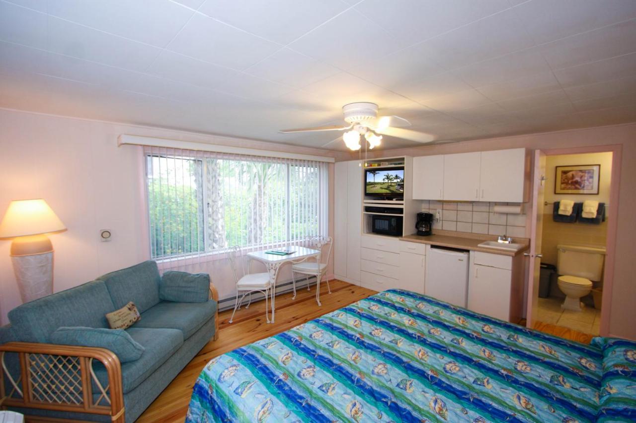 King Room with Kitchenette at Gulf Breeze Cottages