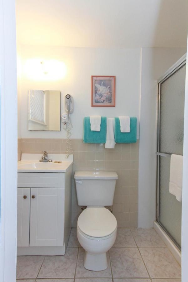 King Room with Kitchenette at Gulf Breeze Cottages