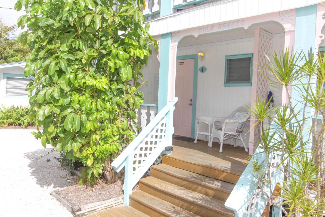King Room with Kitchenette at Gulf Breeze Cottages