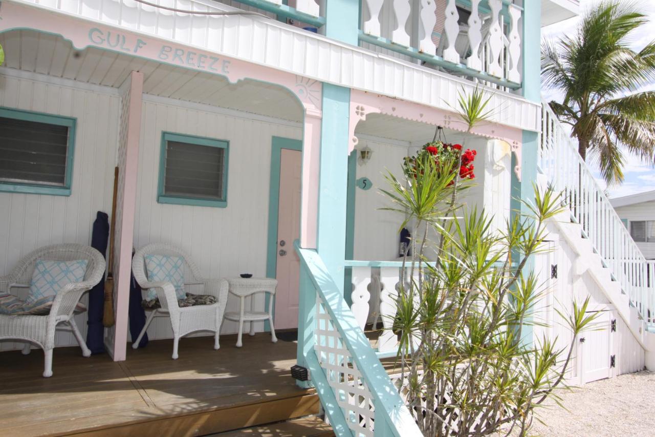 King Room with Kitchenette at Gulf Breeze Cottages