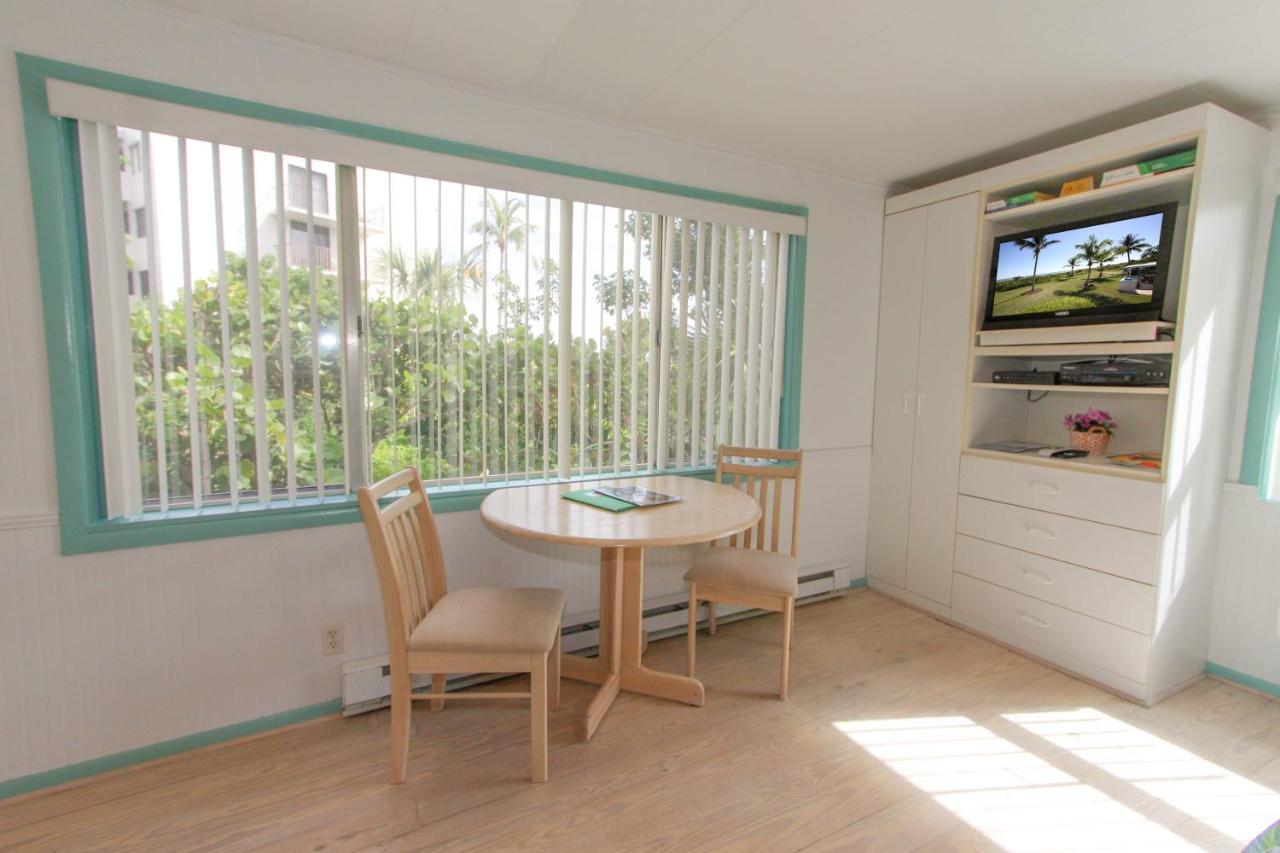 King Room with Kitchenette at Gulf Breeze Cottages