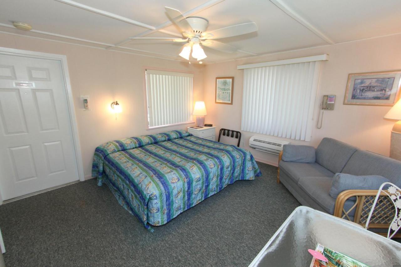 King Room with Kitchenette at Gulf Breeze Cottages