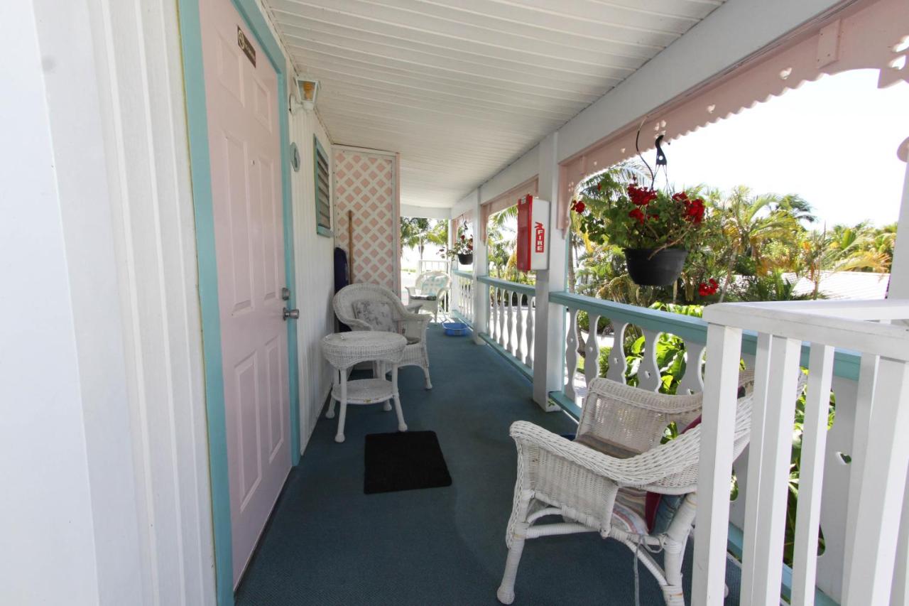 King Room with Kitchenette at Gulf Breeze Cottages