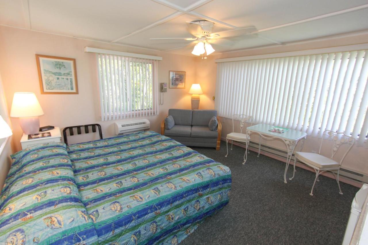 King Room with Kitchenette at Gulf Breeze Cottages