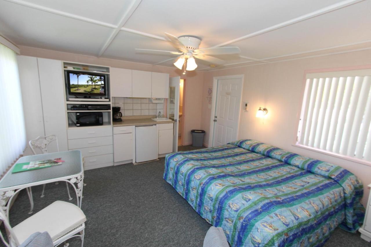 King Room with Kitchenette at Gulf Breeze Cottages