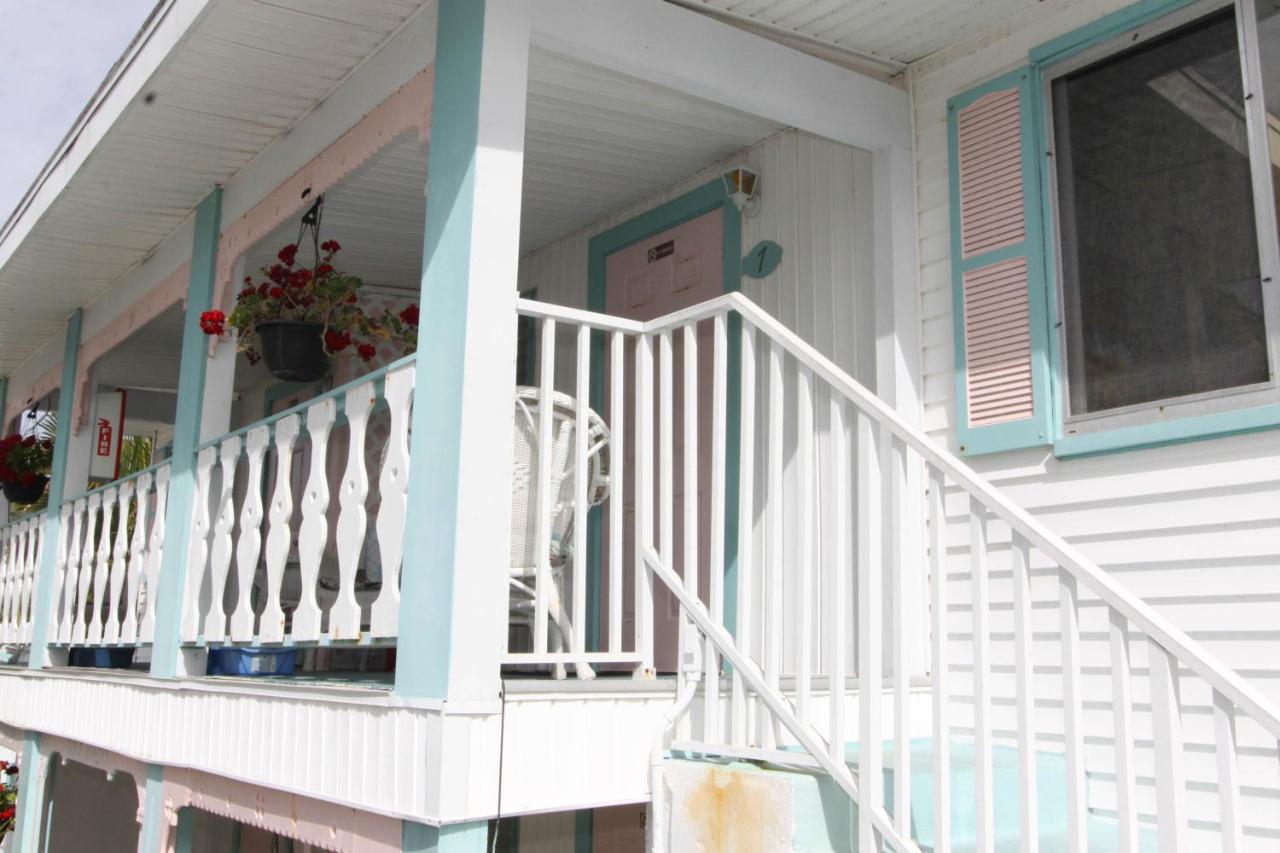 King Room with Kitchenette at Gulf Breeze Cottages