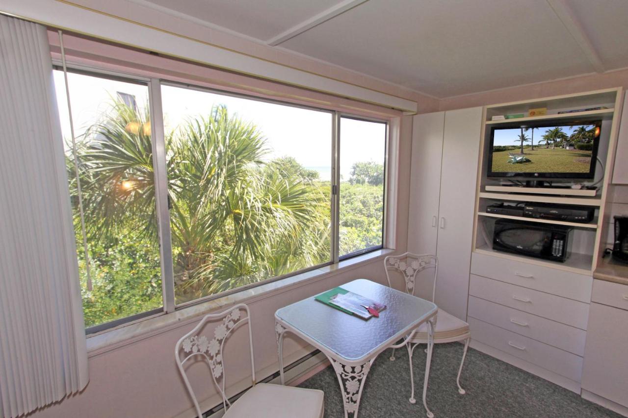 King Room with Kitchenette at Gulf Breeze Cottages