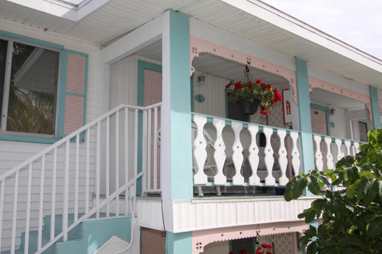 King Room with Kitchenette at Gulf Breeze Cottages