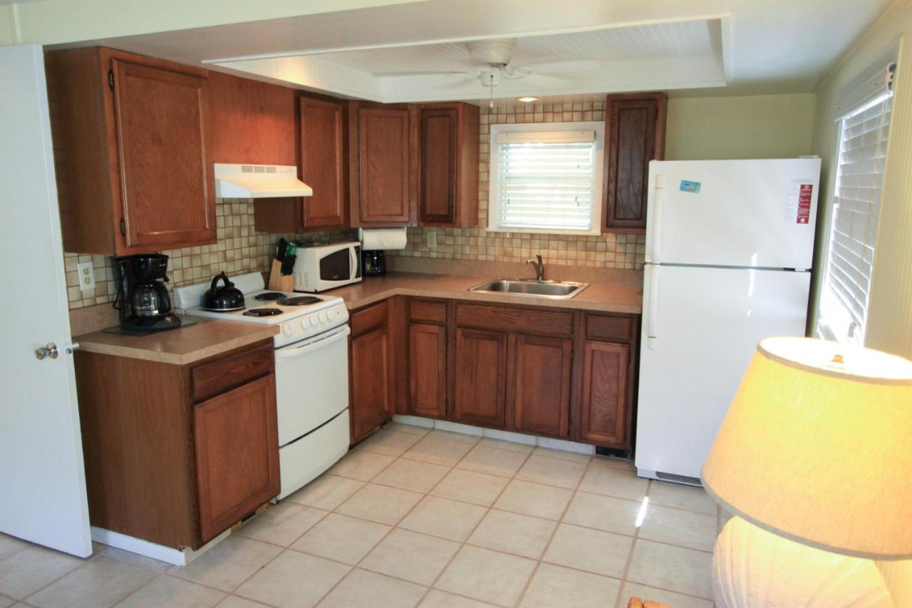 King Room with Kitchenette at Gulf Breeze Cottages