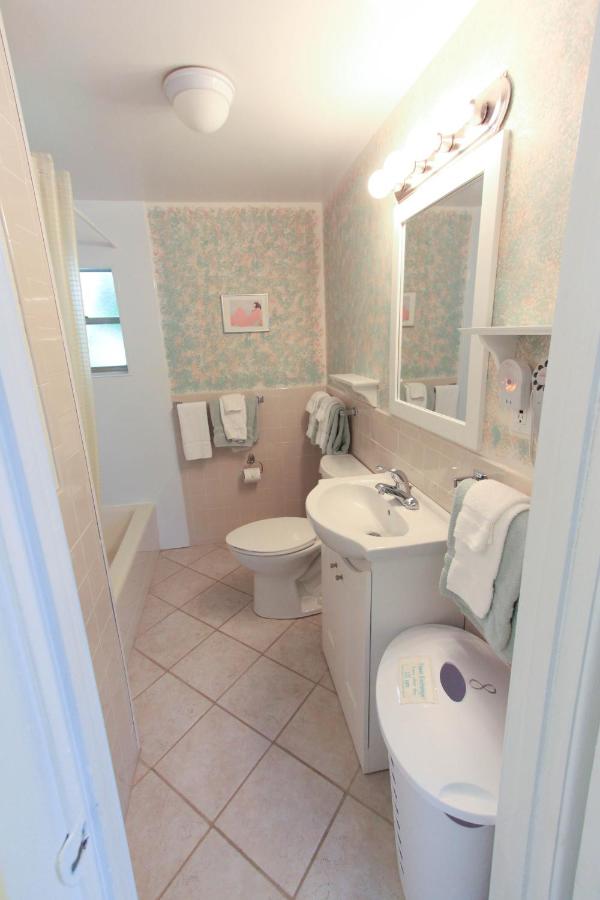Two-Bedroom Cottage at Gulf Breeze Cottages