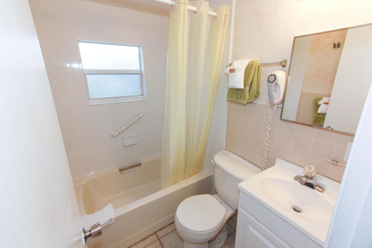 Two-Bedroom Cottage at Gulf Breeze Cottages
