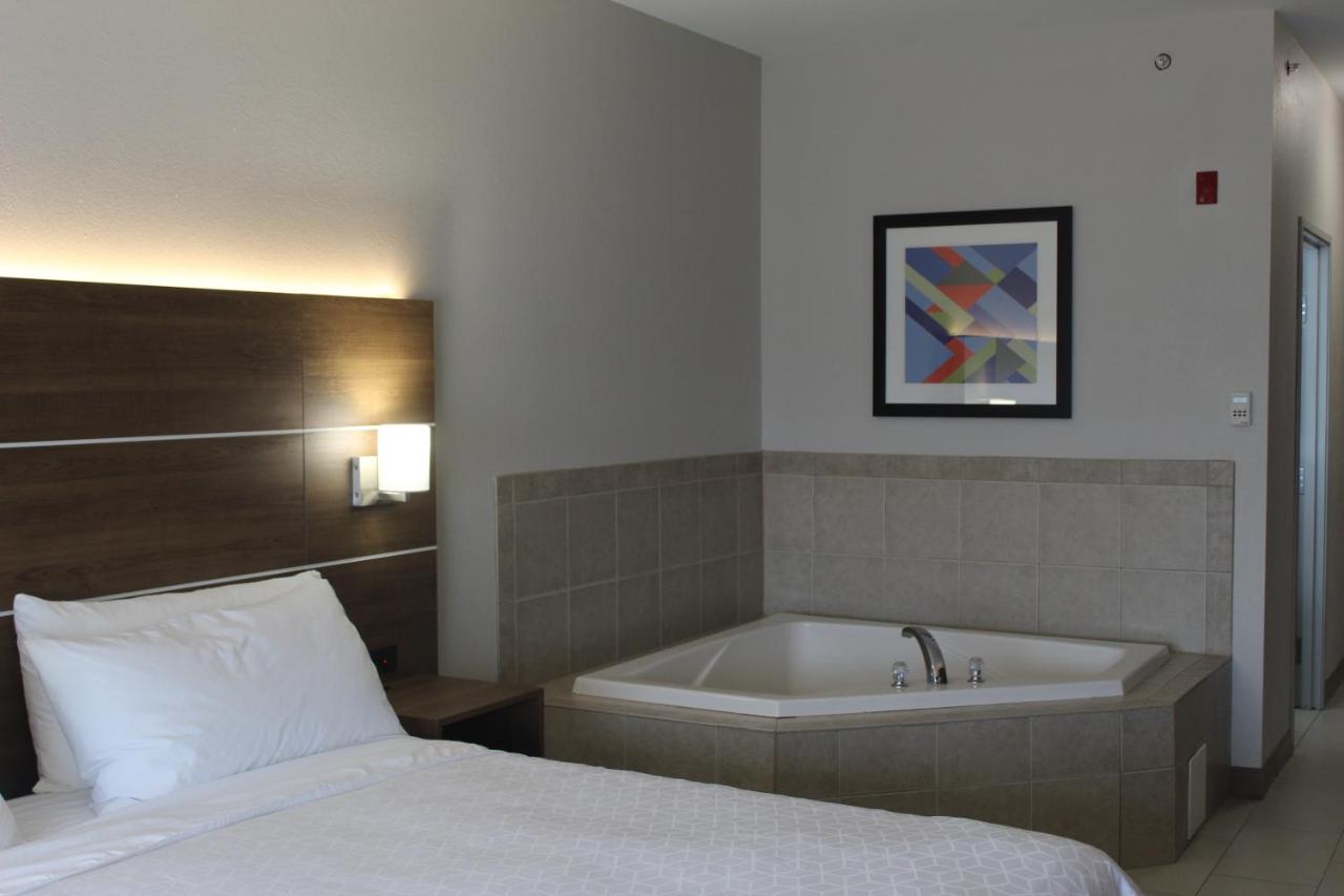 King Room with Spa Bath at Holiday Inn Express & Suites Waukegan by IHG