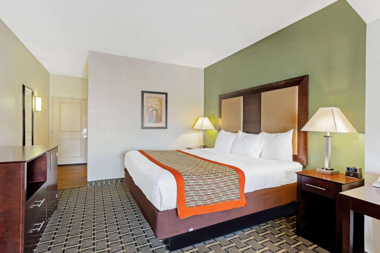 King Room - Mobility Access/Non-Smoking at La Quinta Inn & Suites by Wyndham Lancaster
