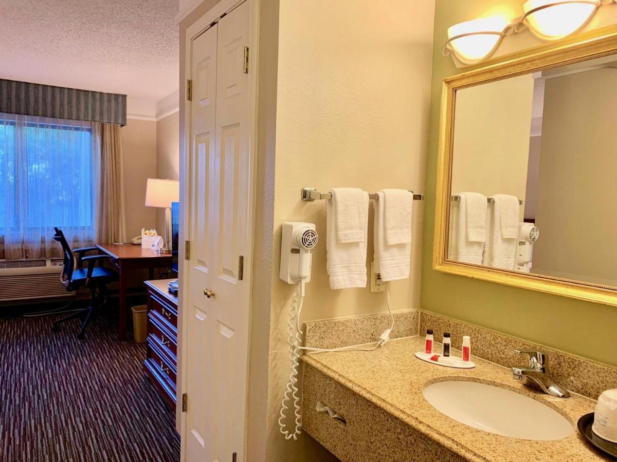 King Room - Disability Access/Non-Smoking at Ramada by Wyndham Texarkana