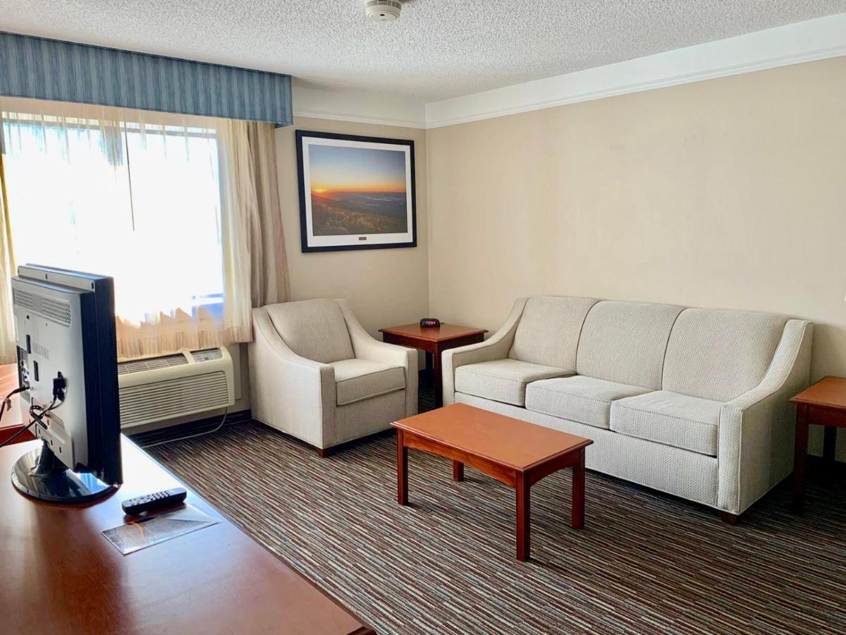 One-Bedroom King Suite - Non-Smoking at Ramada by Wyndham Texarkana
