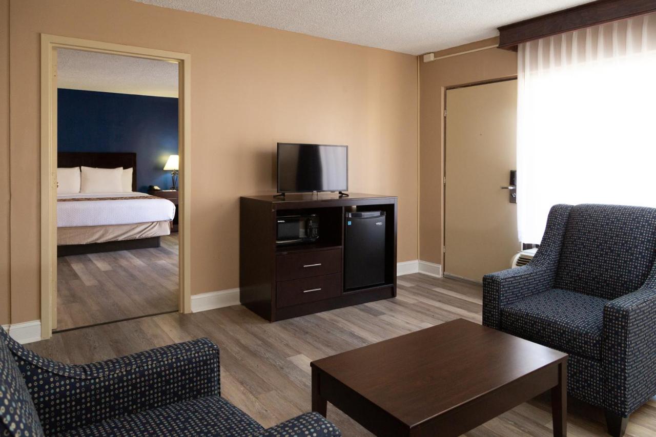 King Suite - Non-Smoking at Comfort Inn Pentagon
