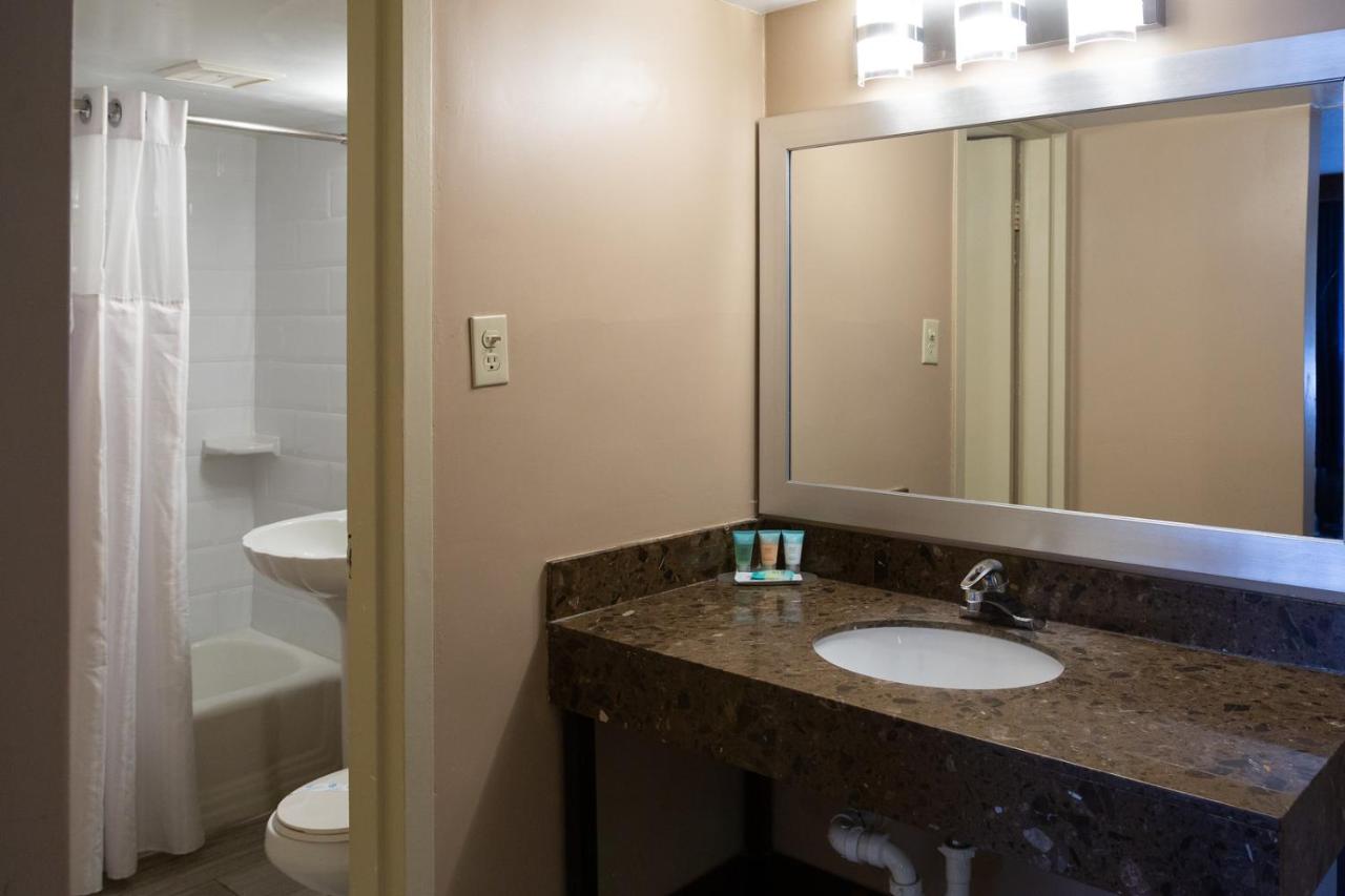 Suite with One King Bed and Two Queen Beds at Comfort Inn Pentagon