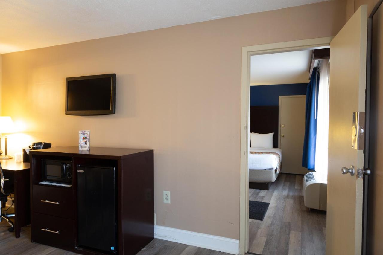 Suite with One King Bed and Two Queen Beds at Comfort Inn Pentagon