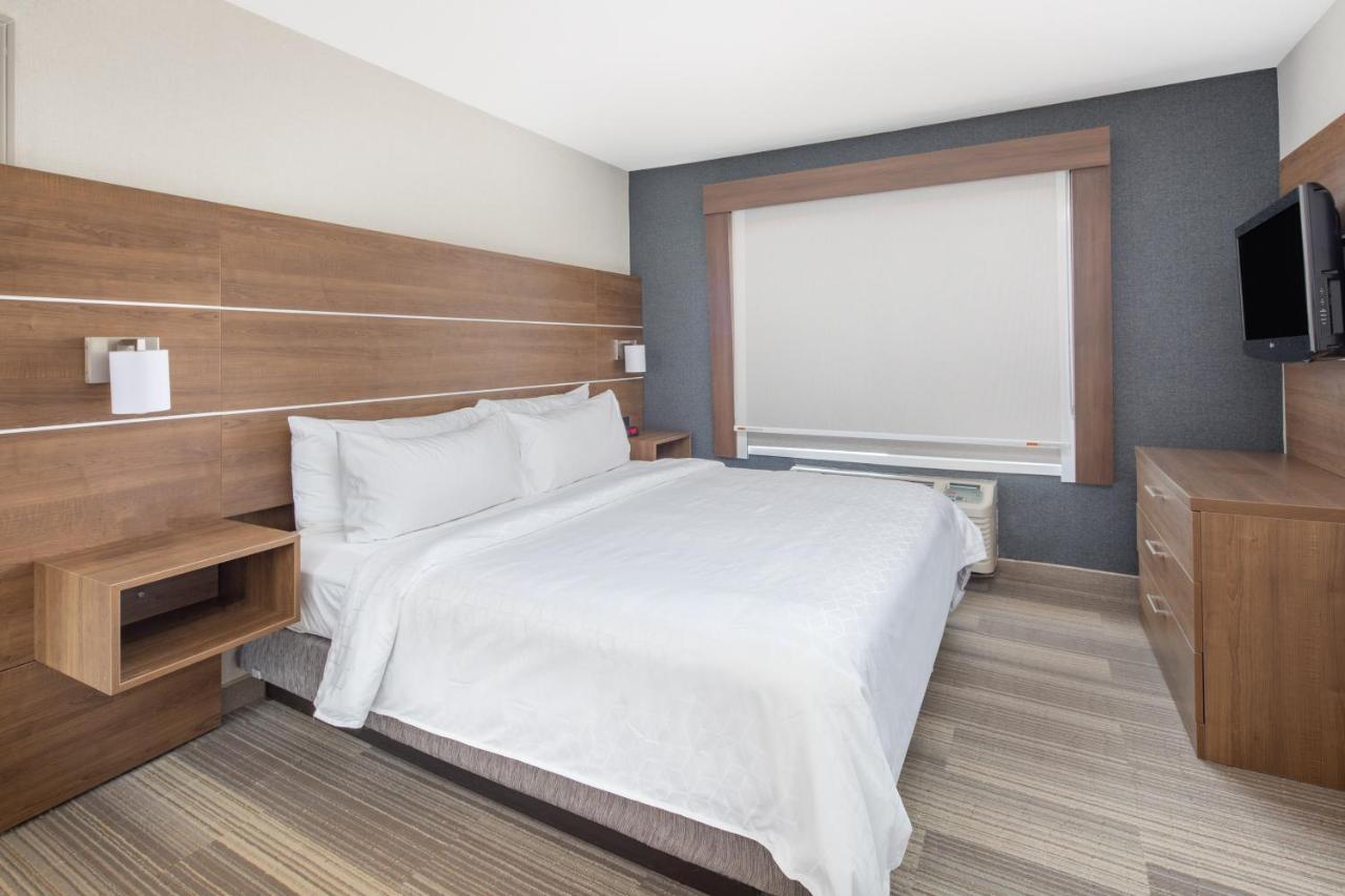 Queen Room at Holiday Inn Express San Diego Airport - Old Town by IHG