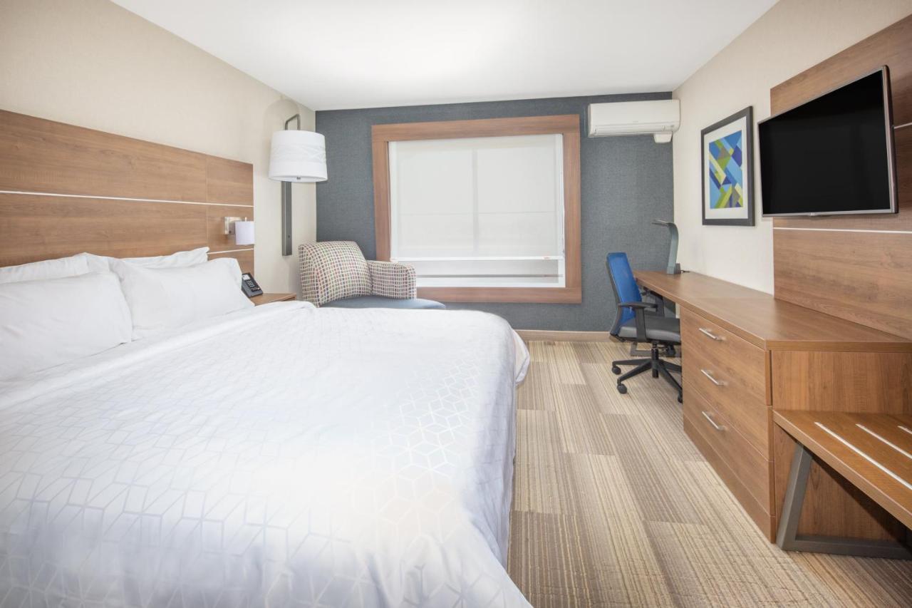 King Room at Holiday Inn Express San Diego Airport - Old Town by IHG