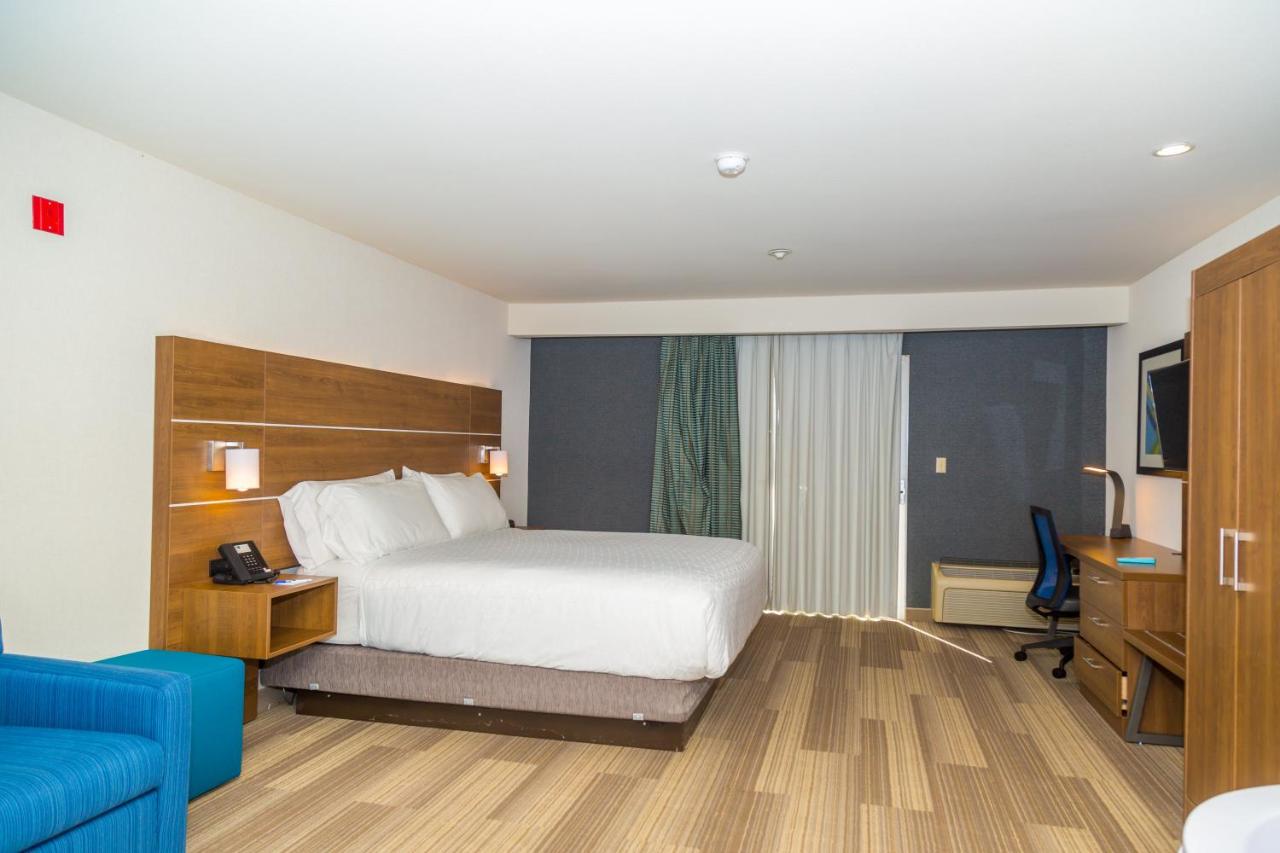 King Suite with Spa Bath at Holiday Inn Express San Diego Airport - Old Town by IHG