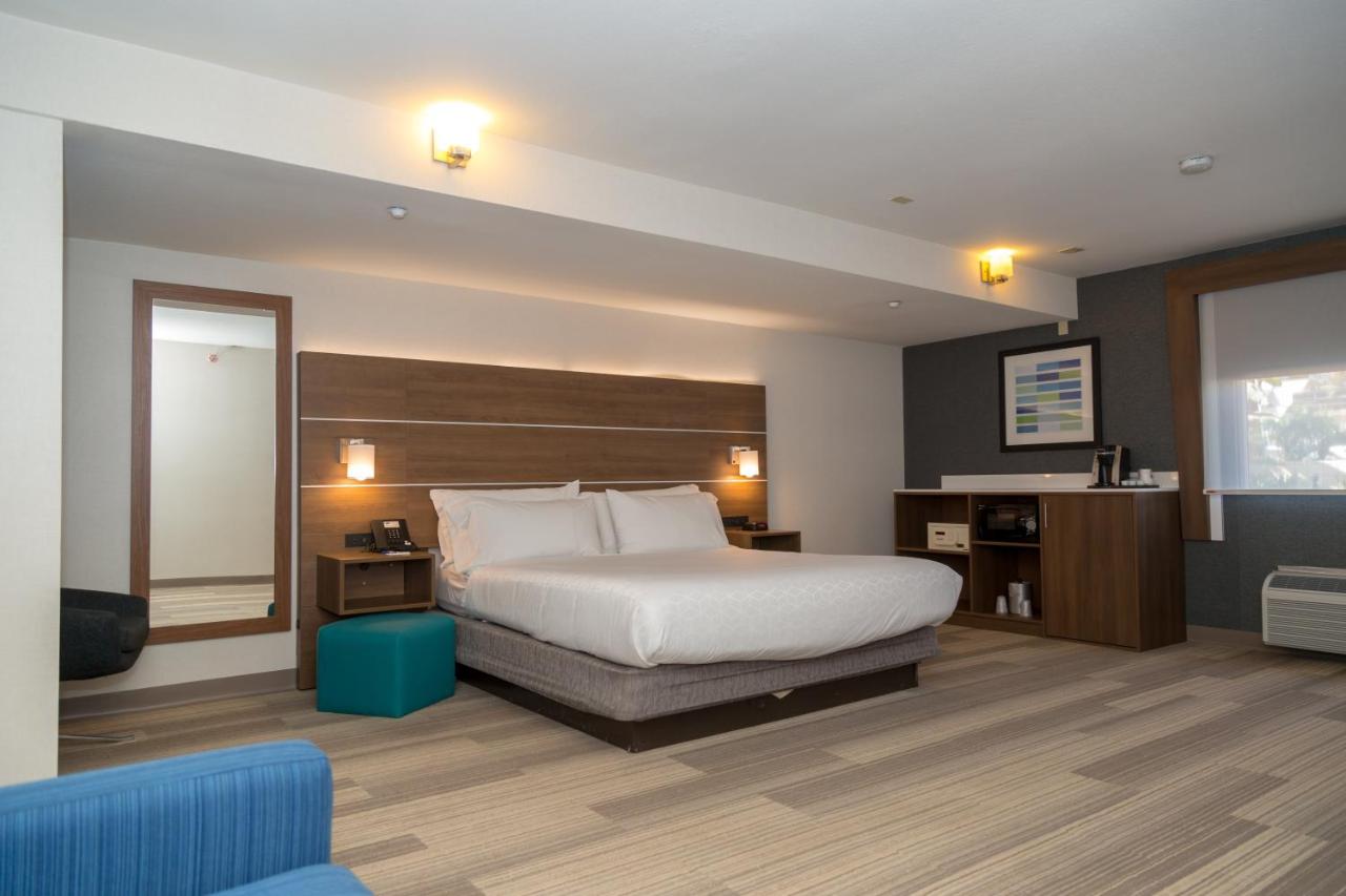 King Suite with Spa Bath at Holiday Inn Express San Diego Airport - Old Town by IHG