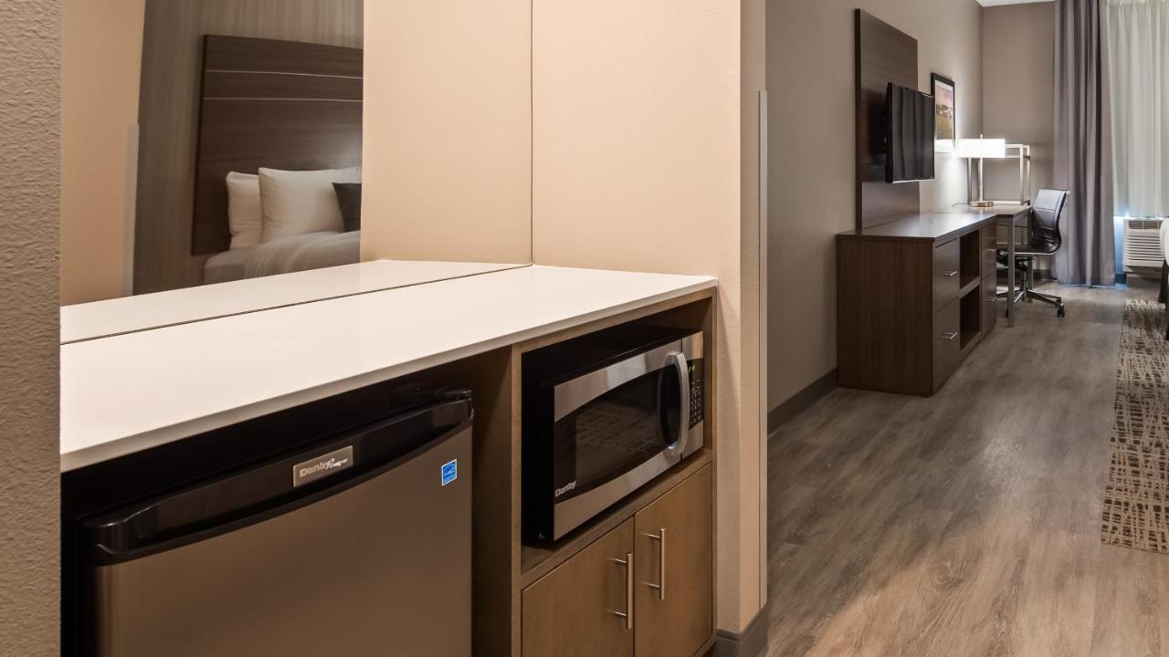 King Suite with Bath Tub - Disability Access at Best Western Plus LaCrescent / LaCrosse