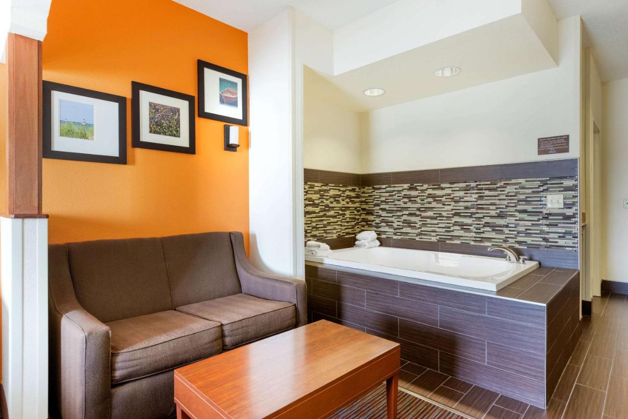 King Suite with Spa Bath - Non-Smoking at Comfort Suites Stevensville - St. Joseph