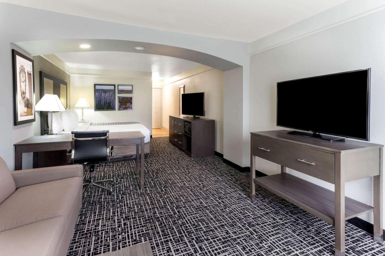 Deluxe King Room at La Quinta Inn & Suites by Wyndham Seguin
