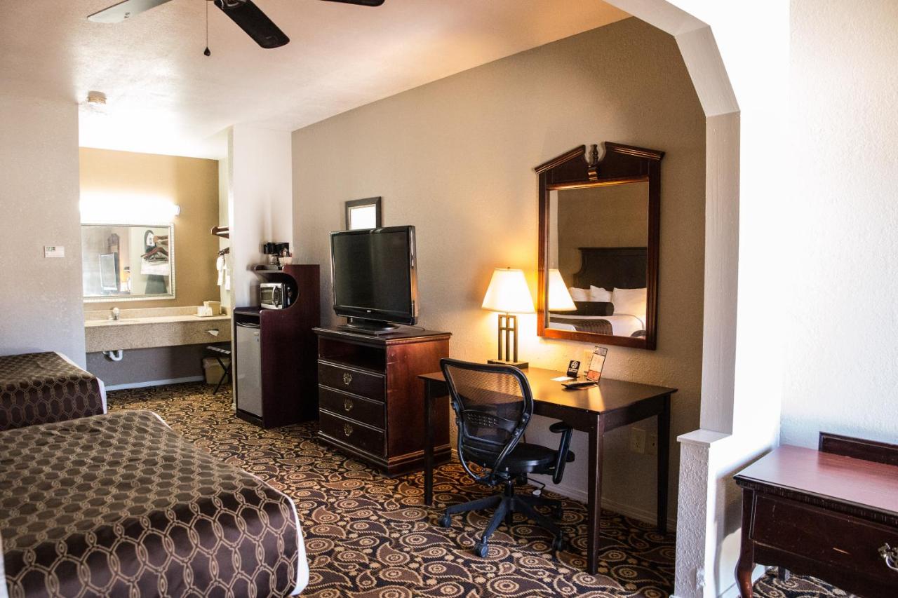 King Room - Non-Smoking at Mockingbird Inn & Suites