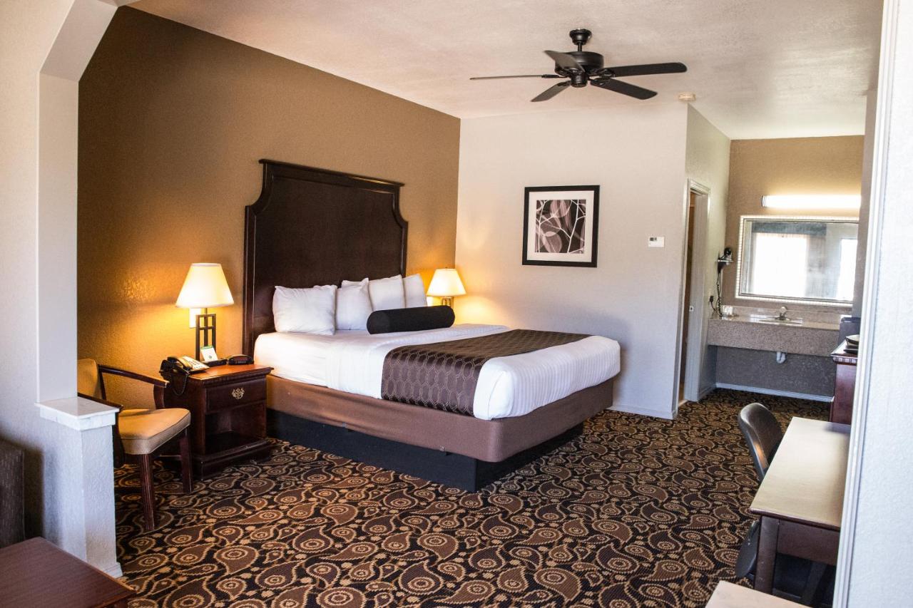 King Room - Non-Smoking at Mockingbird Inn & Suites
