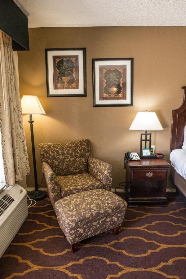 King Room - Non-Smoking at Mockingbird Inn & Suites