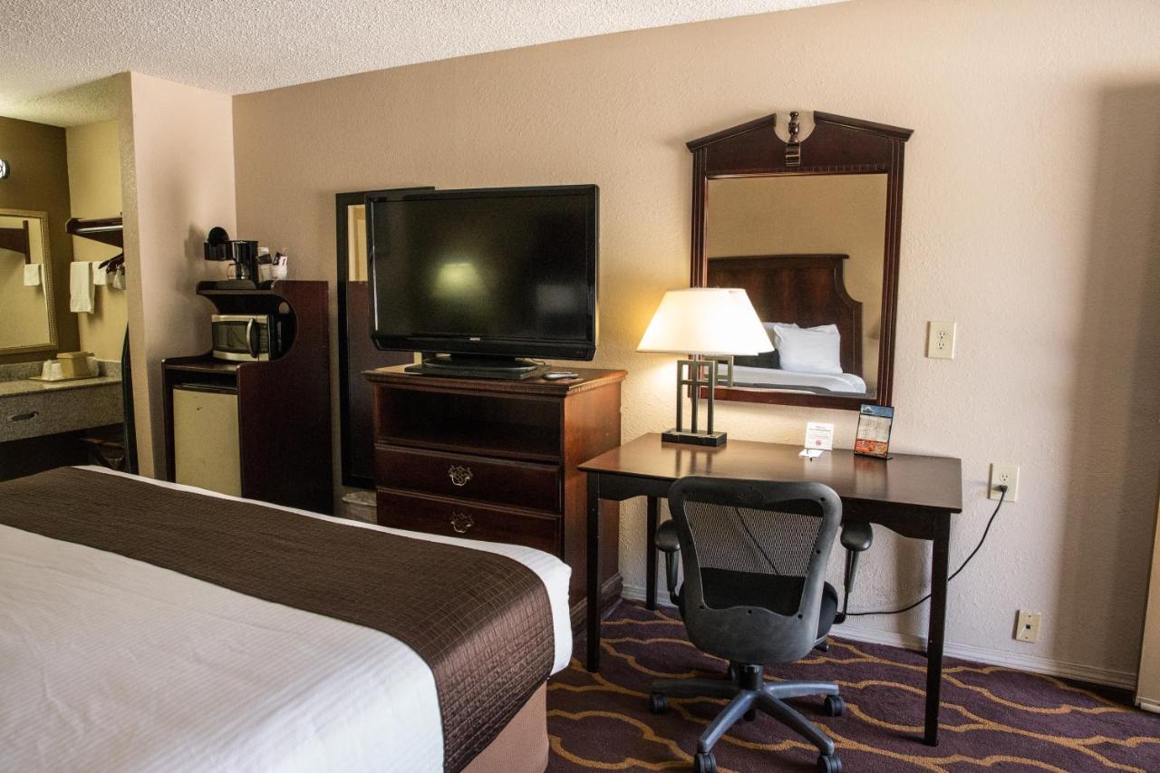 King Room - Non-Smoking at Mockingbird Inn & Suites
