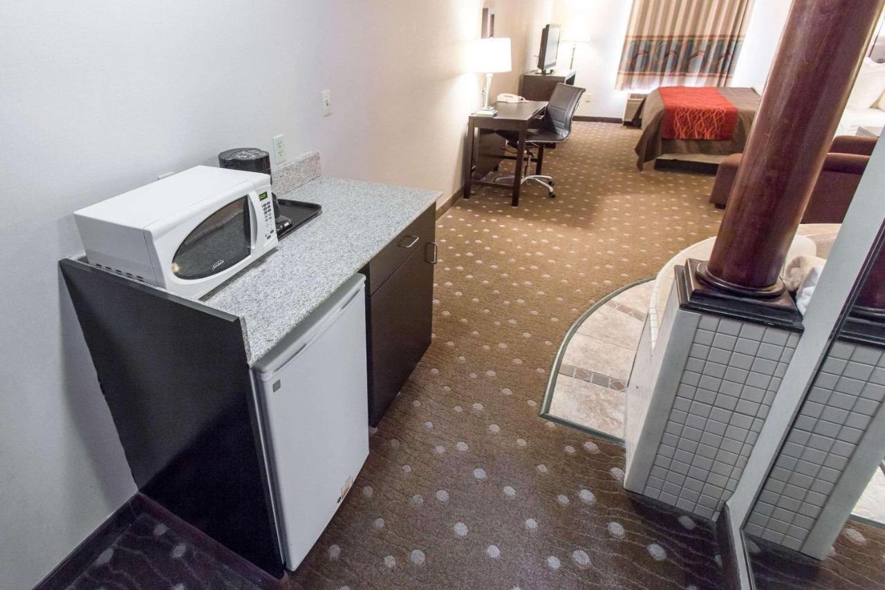 Business Room - Non-Smoking at Comfort Inn Pittsburgh Crafton