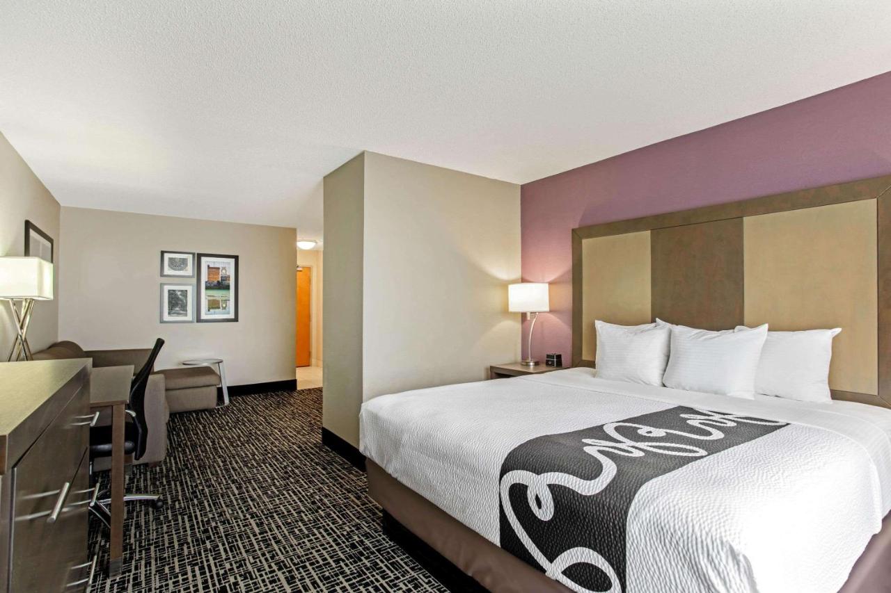 Deluxe King Room with Mobility/Hearing Impaired Access - Non-Smoking at La Quinta Inn & Suites by Wyndham Hopkinsville