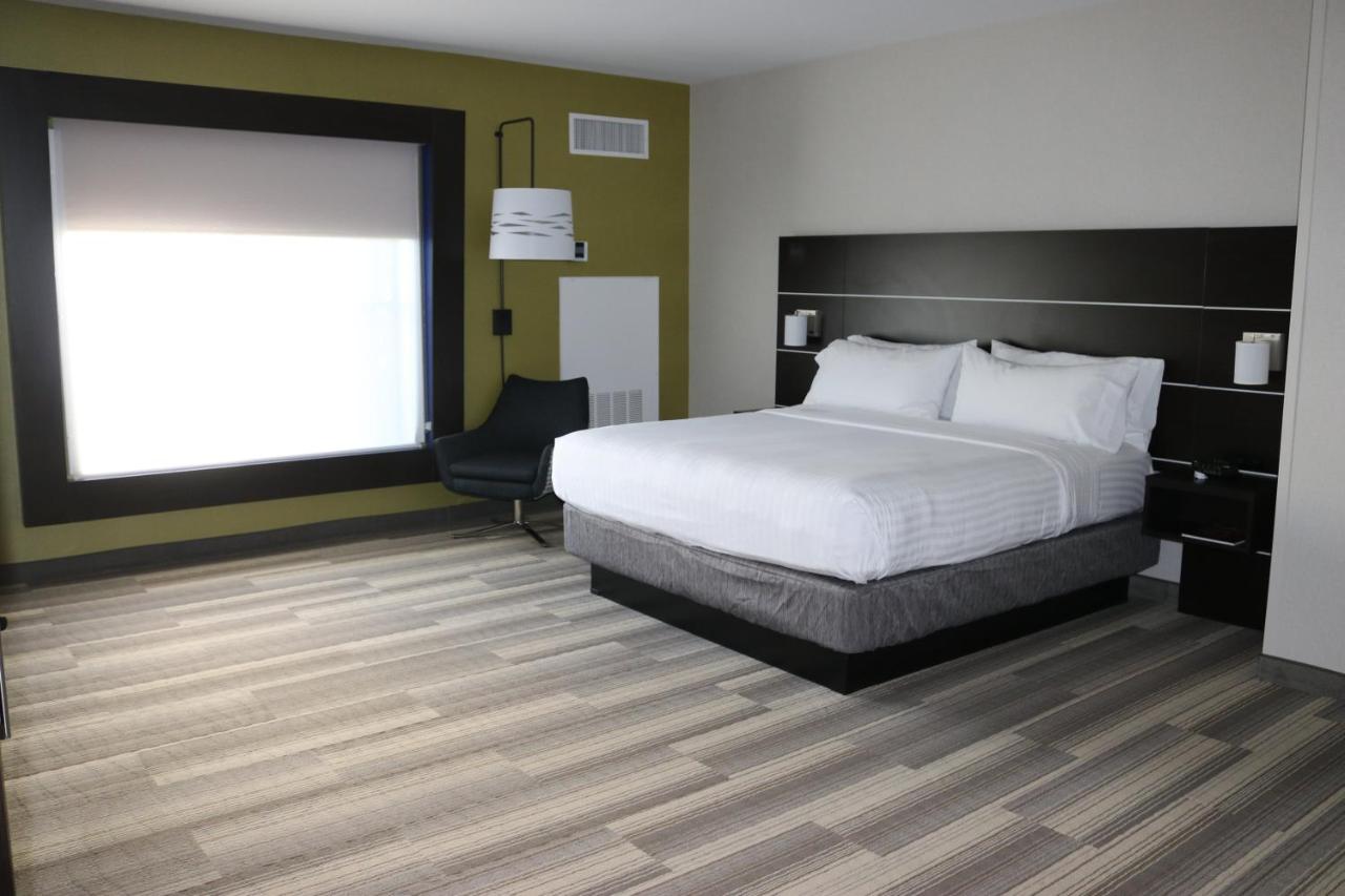 Executive Suite at Holiday Inn Express & Suites El Dorado Hills by IHG