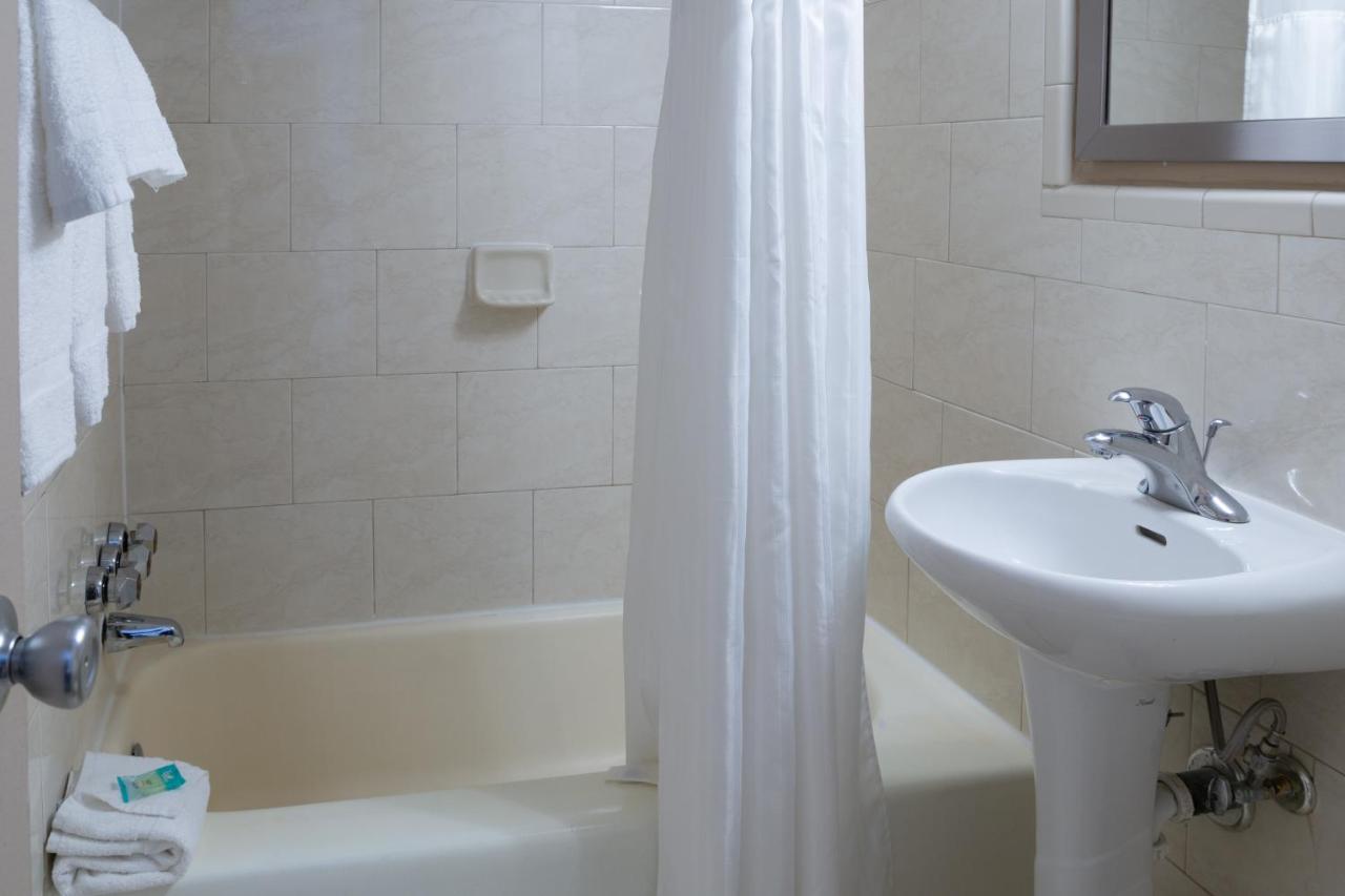 Suite with One King Bed and Two Queen Beds at Comfort Inn Pentagon