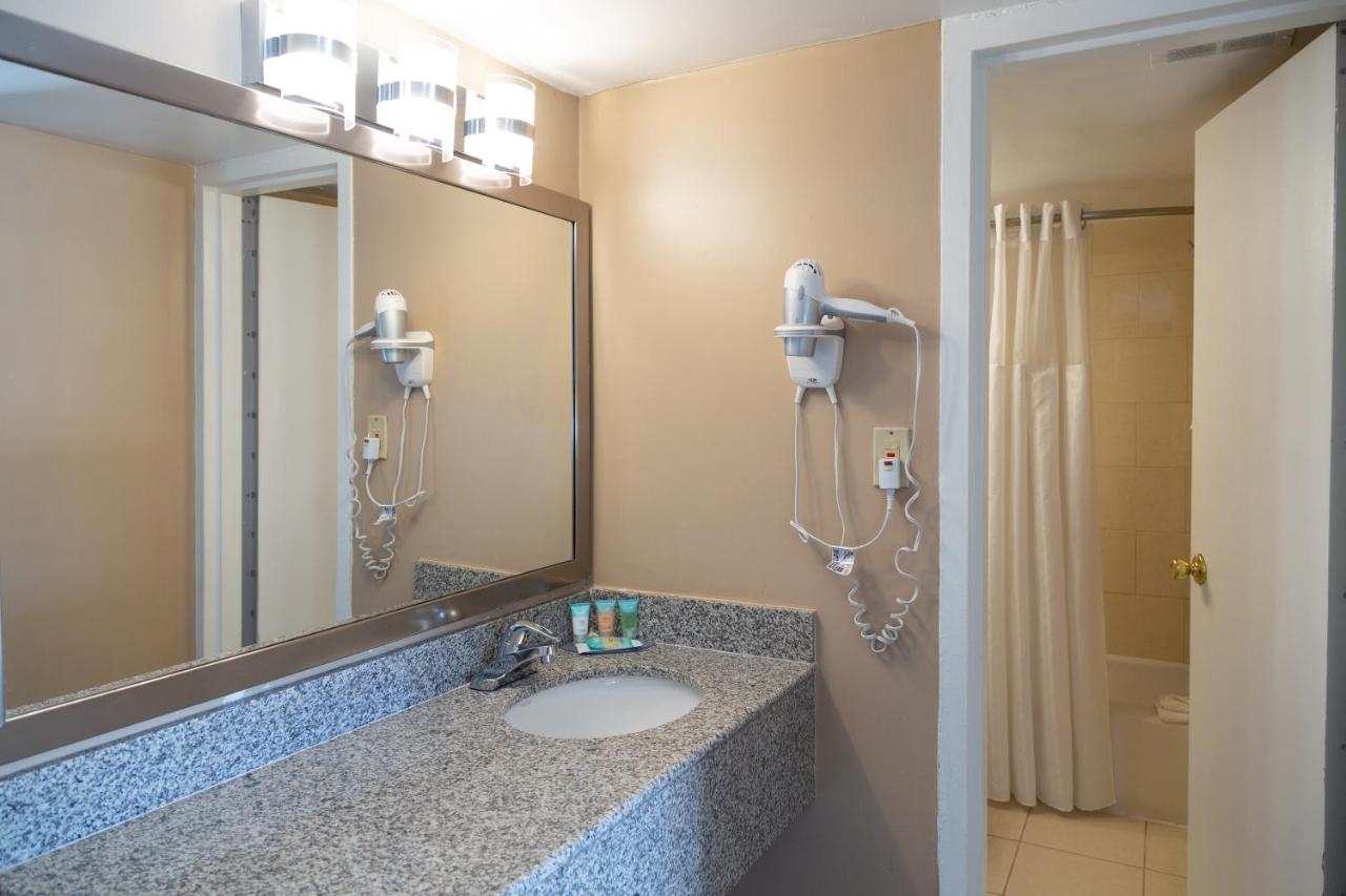 Suite with One King Bed and Two Queen Beds at Comfort Inn Pentagon