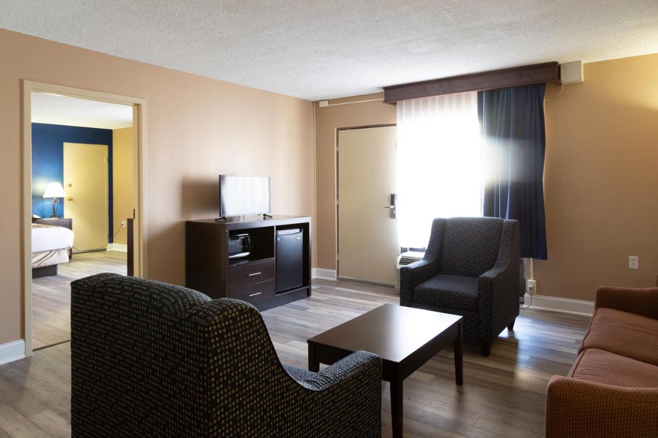 King Suite - Non-Smoking at Comfort Inn Pentagon