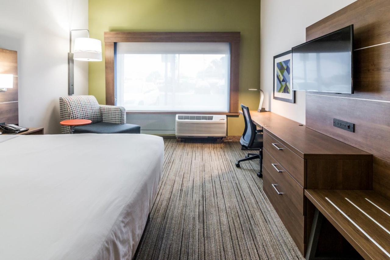 Standard Room with King Bed at Holiday Inn Express Villa Rica by IHG