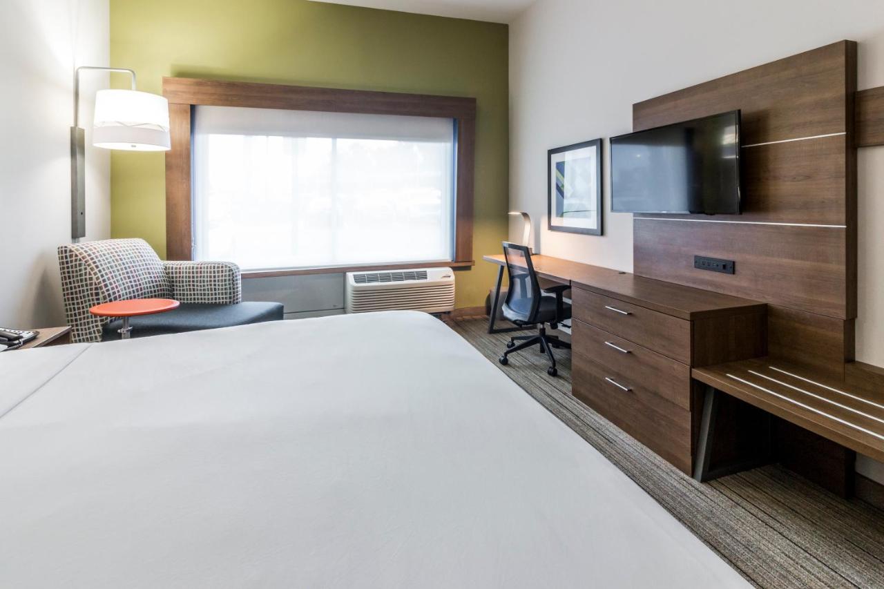 Standard Room with King Bed at Holiday Inn Express Villa Rica by IHG