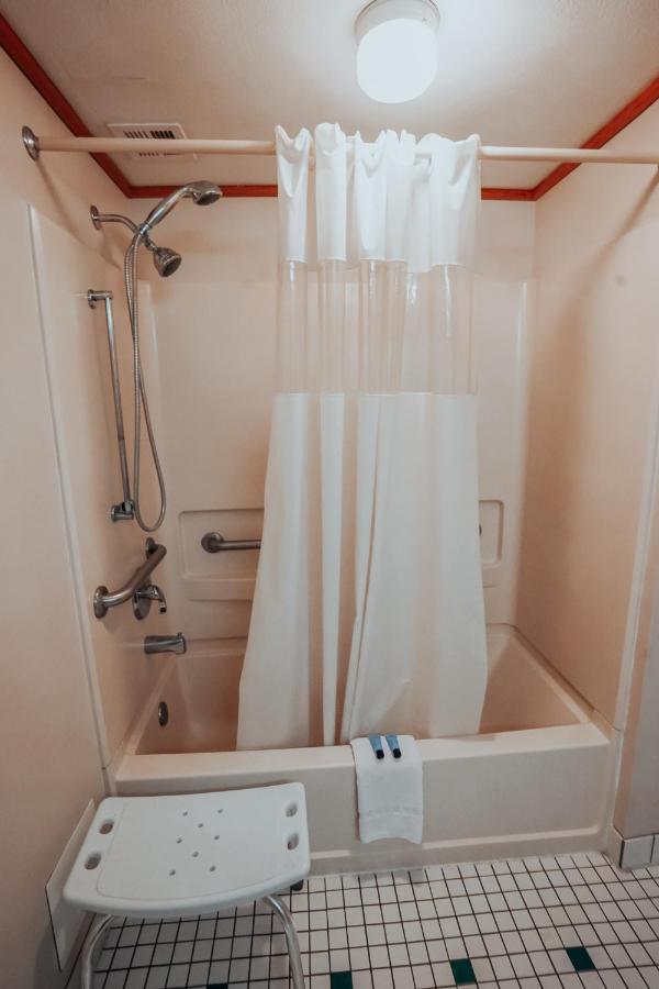 Double Room - Disability Access at Lamplighter Inn & Suites - North