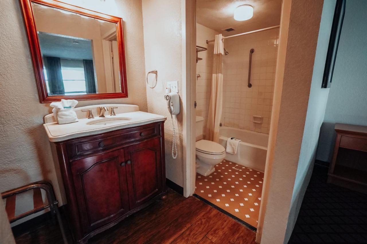 Queen Room with Two Queen Beds at Lamplighter Inn & Suites - North