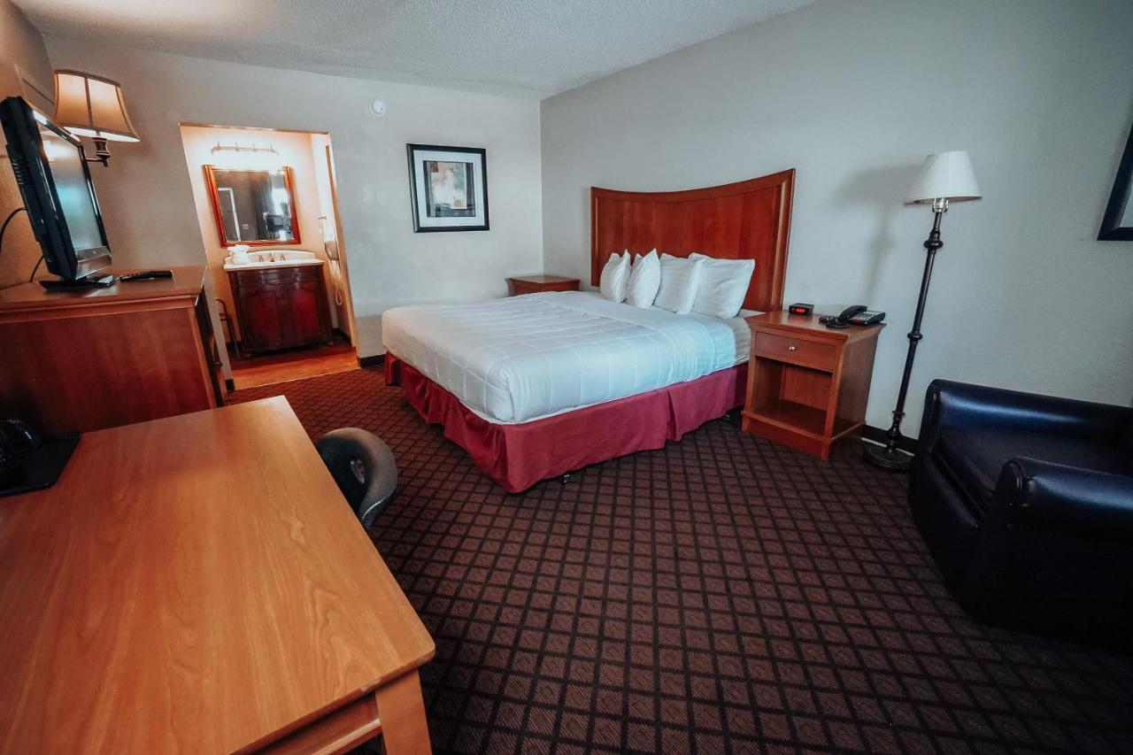 Superior Interior King Room at Lamplighter Inn & Suites - North