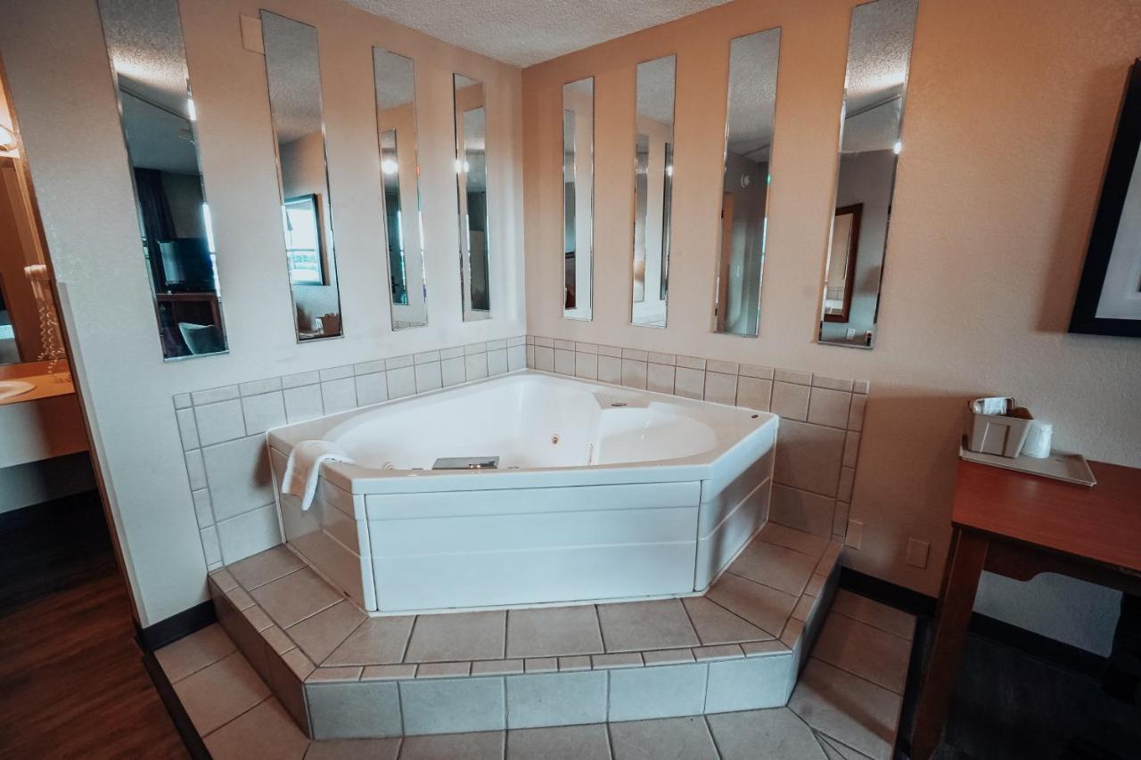 King Room with Spa Bath at Lamplighter Inn & Suites - North