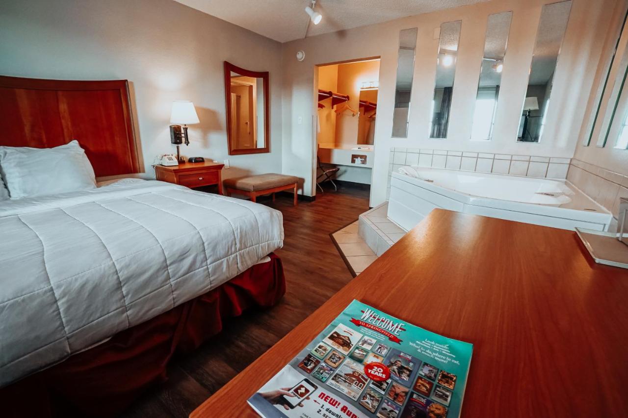 King Room with Spa Bath at Lamplighter Inn & Suites - North
