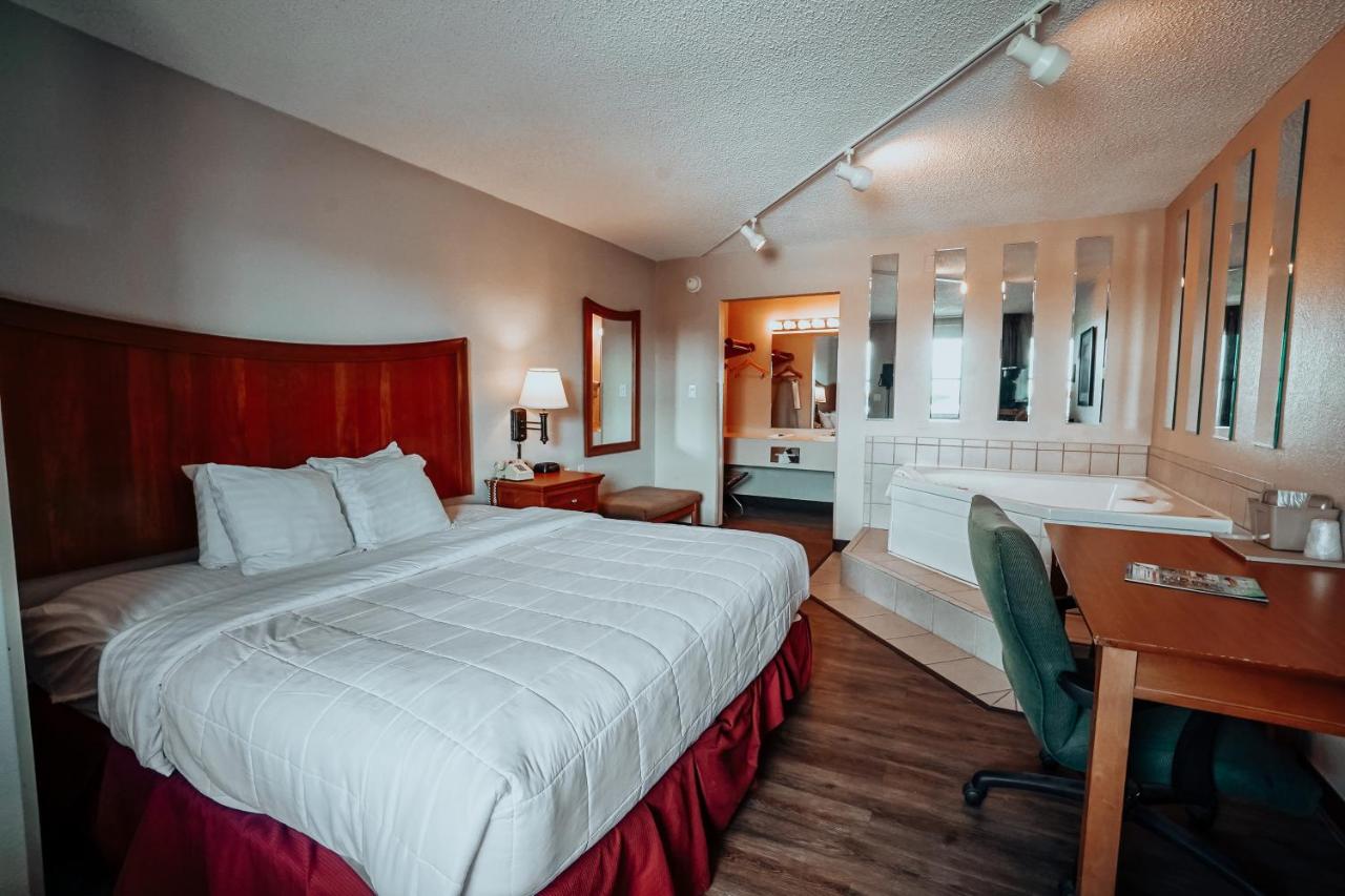 King Room with Spa Bath at Lamplighter Inn & Suites - North