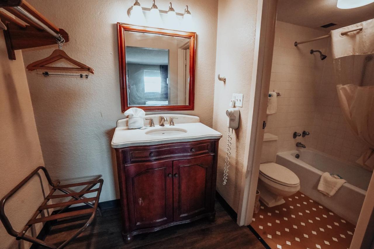 King Room at Lamplighter Inn & Suites - North