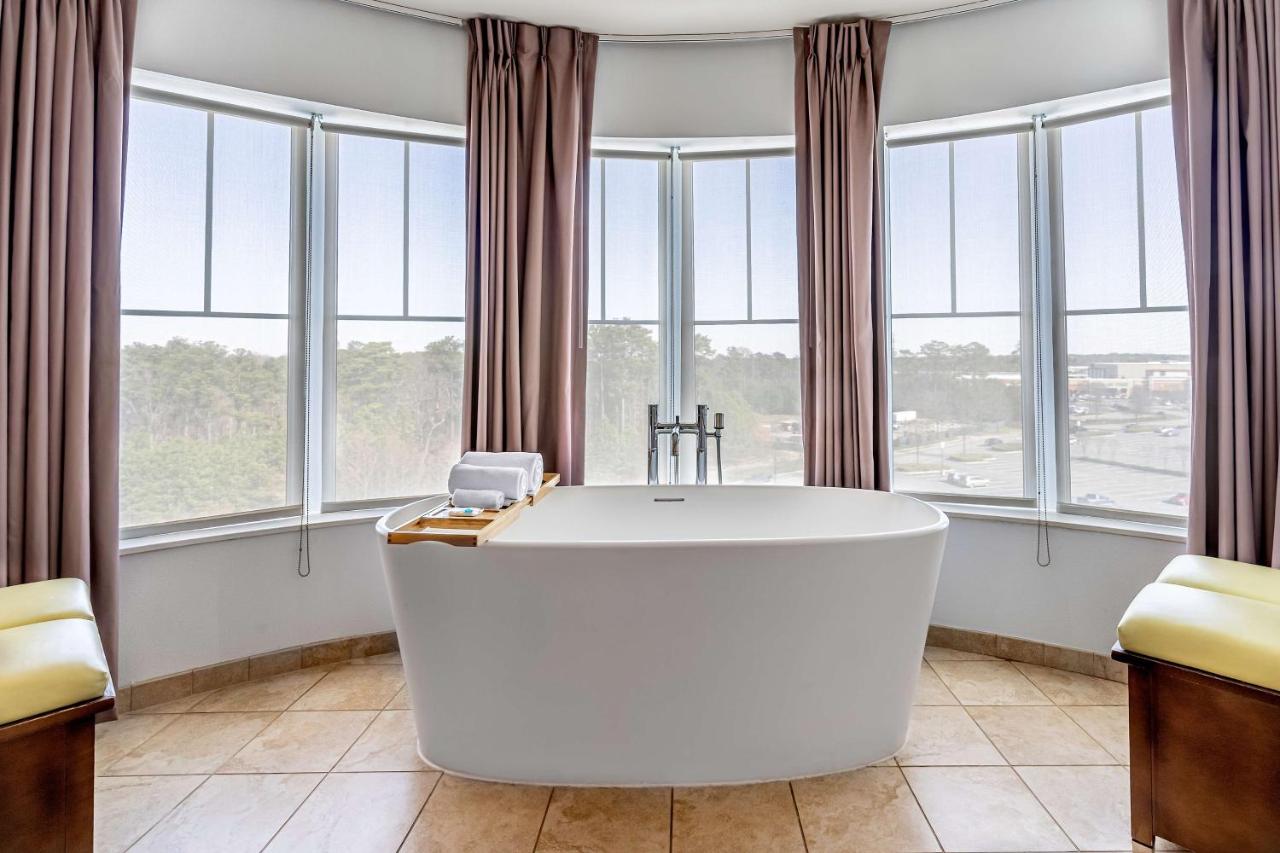 Corner Suite With Tub at Hyatt House Richmond / Short Pump